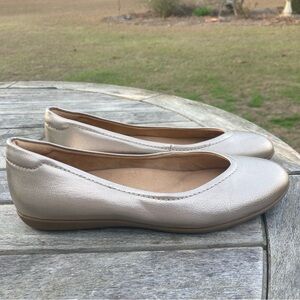 NATURALIZER Women's Gold Metallic Vivienne Almond-Toe Slip-On Flats; Size 6